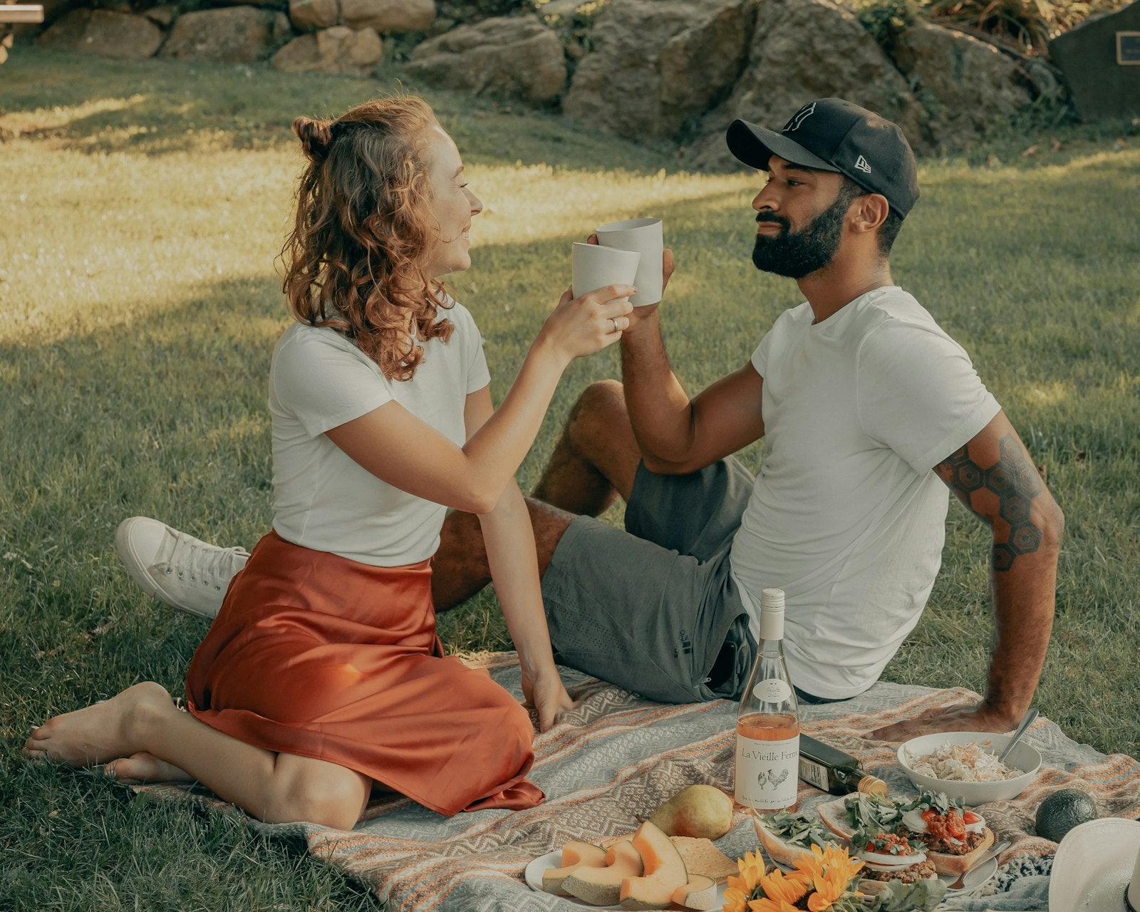 Paar sitzt im Park bei einem sommerlichen Picknick