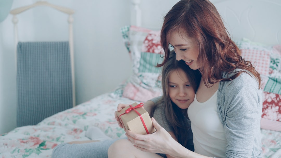 Mutter und Tochter teilen ein Geschenk